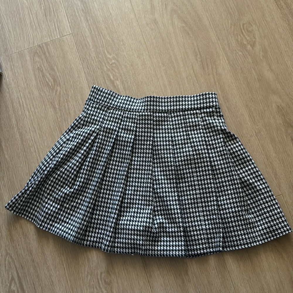 Pleated checkered skirt
